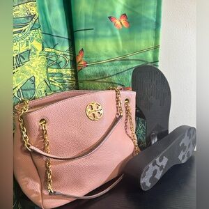 *SOLD*Tory Burch Pink
Pebbled Leather Tote Bag/Gold
Tone Chain Handles w Slides